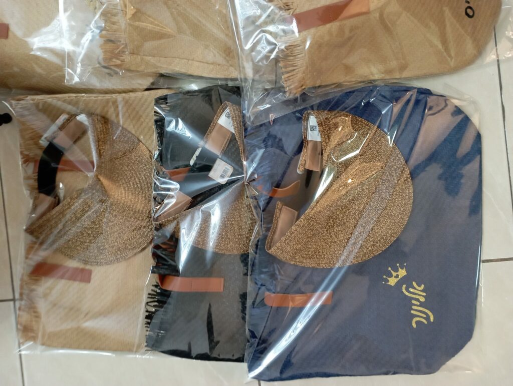 תיק עם כובע