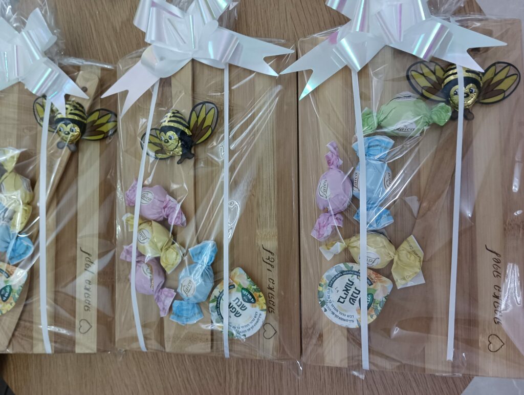 מארז קרש חיתוך שנה טובה 2025